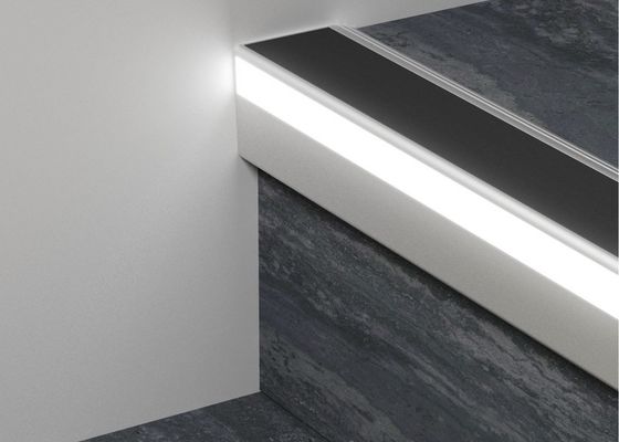 Αργιλίου αντιολισθητικές λουρίδες σκαλοπατιών κραμάτων οι οδηγημένες δημιουργούν μια όμορφη οπτική επίδραση